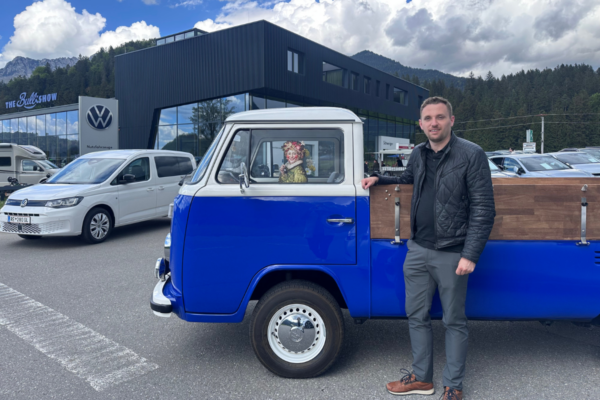 Simon Schweiger bei Oldtimer VW T2 Pritsche
