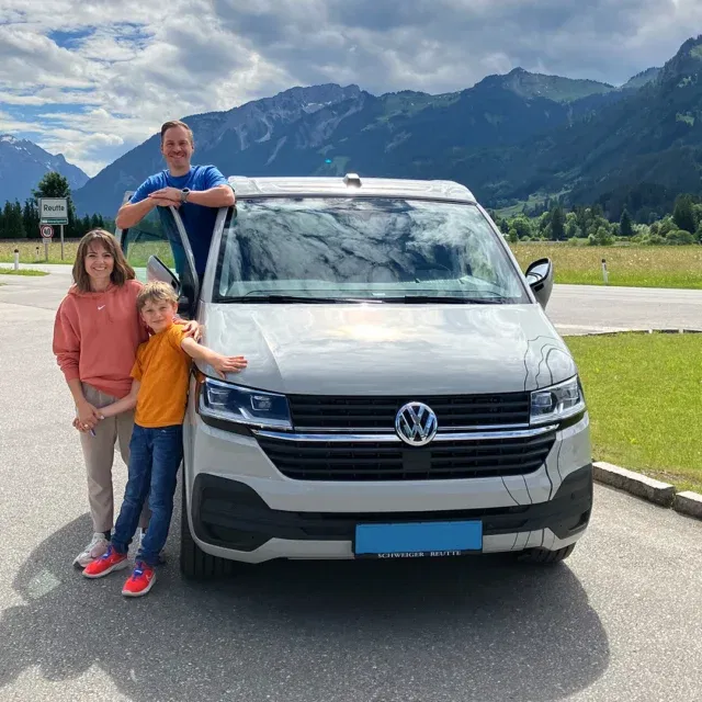 Unser erster ABT XNH Camper hat seinen neuen Besitzer gefunden! 🚐✨⁠
⁠
Herzlichen Glückwunsch an Daniel, der nun stolzer Besitzer dieses einzigartigen Fahrzeugs ist. Wir wünschen dir unvergessliche Abenteuer, jede Menge Fahrspaß und viele sichere Kilometer auf all deinen Reisen. 🌍⁠
⁠
#thebullishow #auslieferung #reutte #vwbus #vwcamper