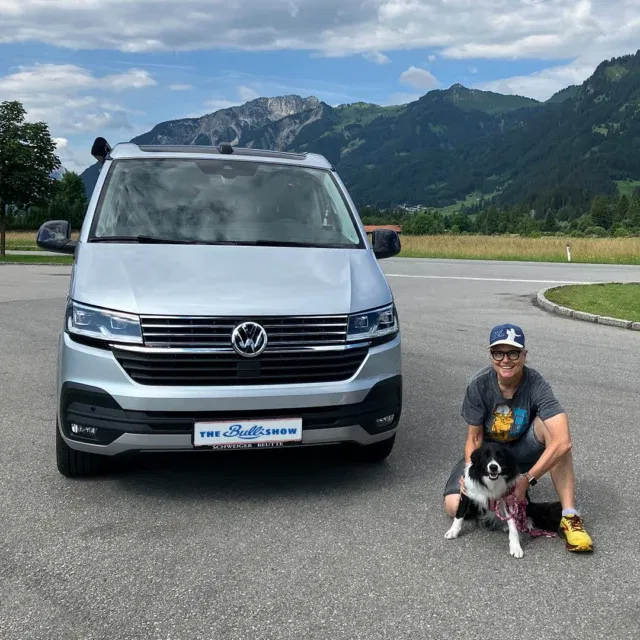 🎉🚐 Erneut haben wir neue Camper-Fans in unserer Familie willkommen geheißen! Herzlichen Glückwunsch an Elke, Hubert, Manuel & Pamela und Martin & Tanja zu euren neuen Reisenbegleitern! 😎⁠
⁠
Wir wünschen euch jede Menge Spaß auf der Straße. 💙⁠
⁠
⁠
#thebullishow #reutte #auslieferung #vwbus #vwcamper